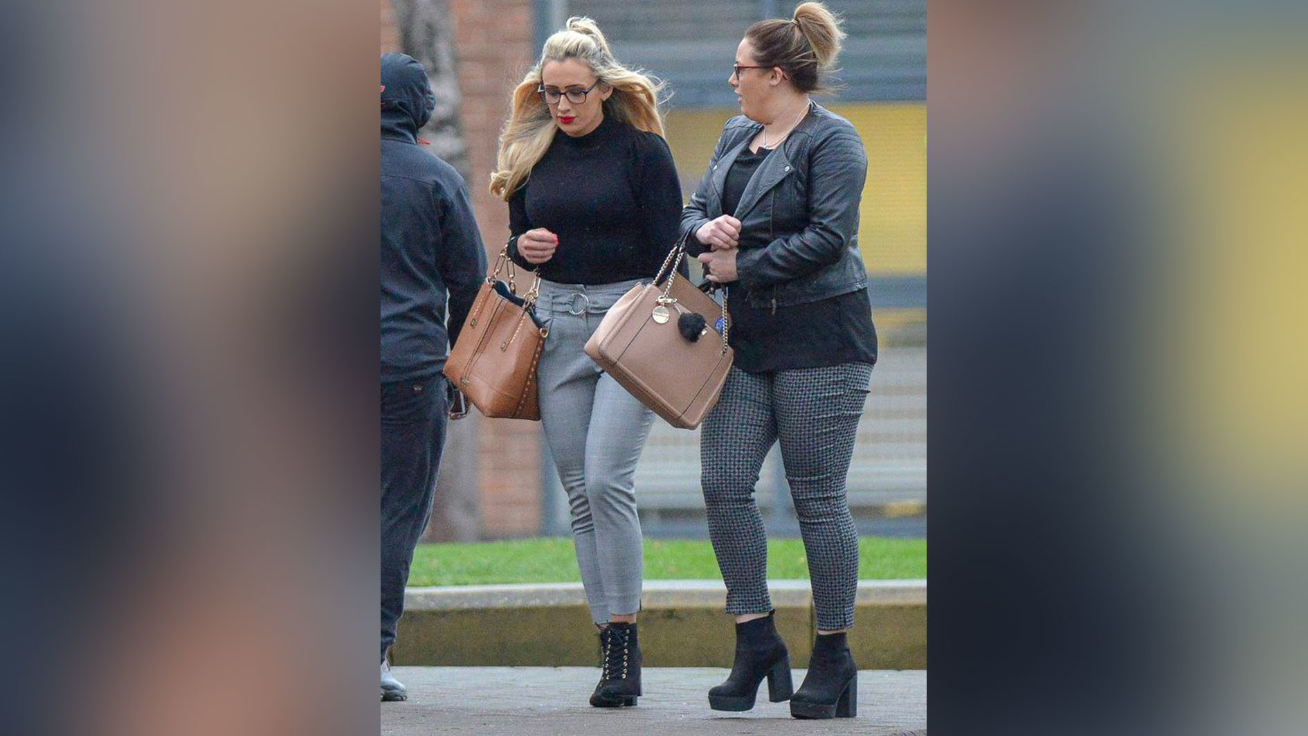 Стейси Сазерленд (слева) прибывает на суд. Фото: North News & Pictures northn