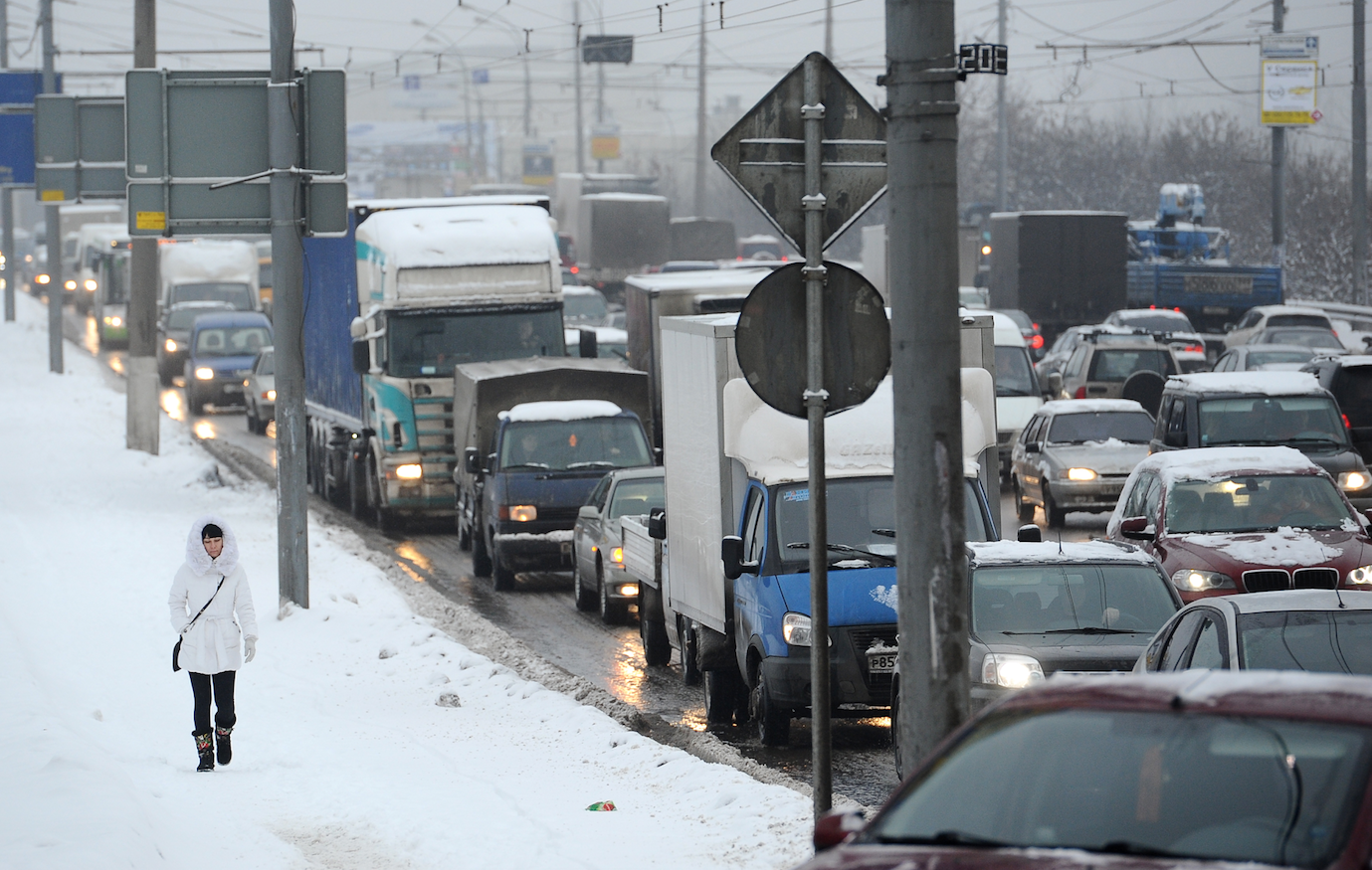 Москва замерзает. Коллапс на дороге. Поток машин в метель. Волгоградский проспект фото пробки. Москва встала в пробках сегодня.