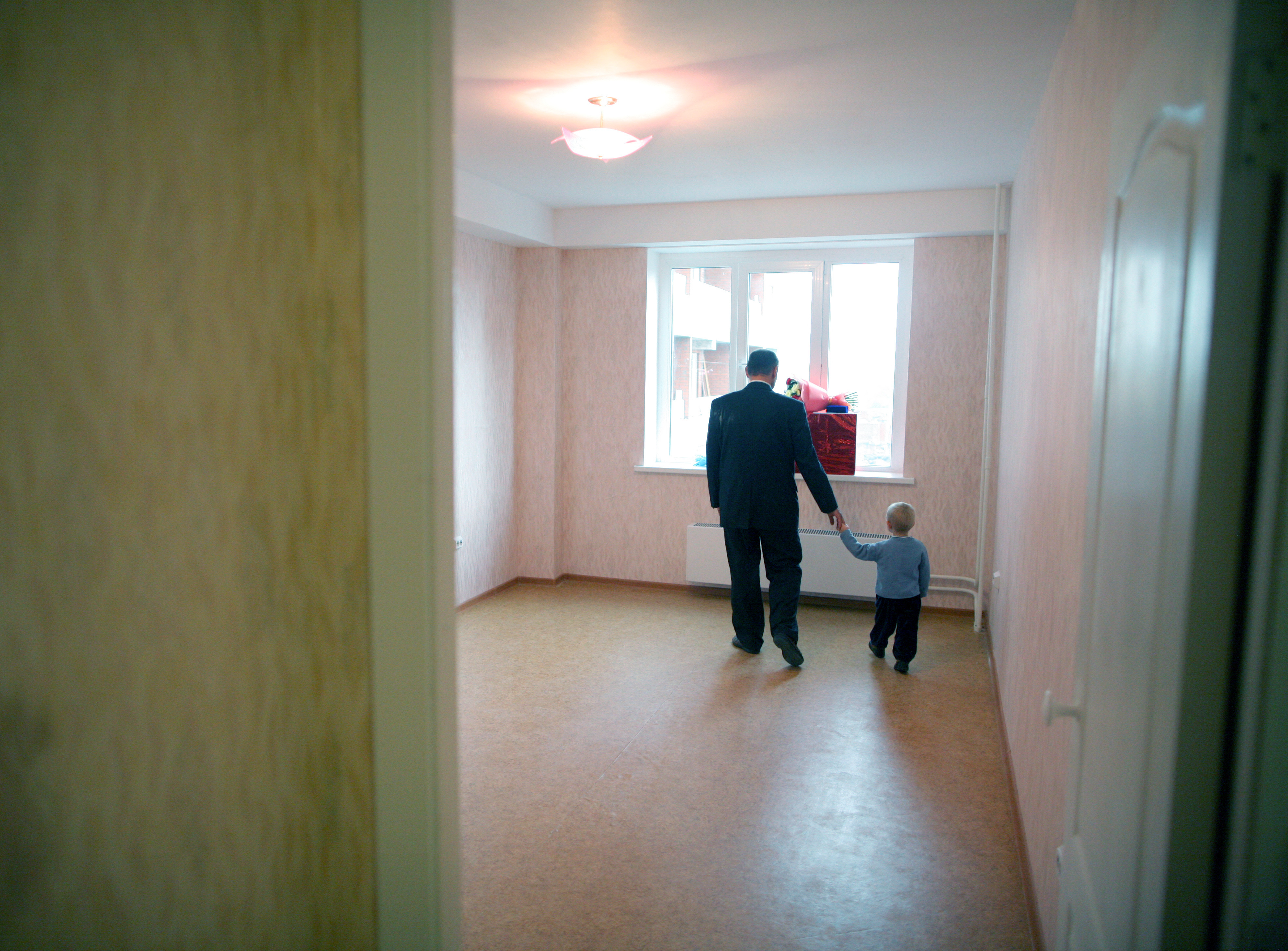 Дети сироты получают жилье. Квартиры для детей сирот. Квартиры сиротам в Москве. Жилье детям сиротам. Жилые помещения для детей сирот.