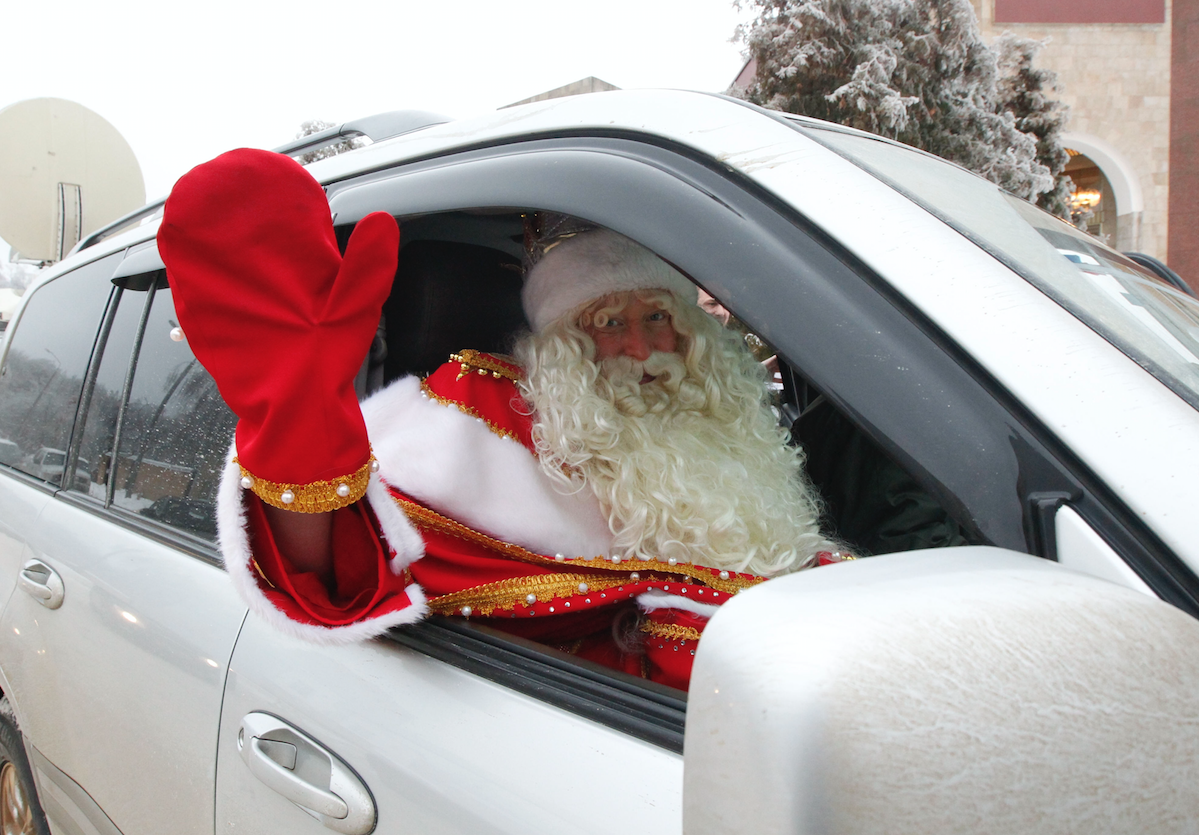 Грузовики деда мороза. Дед Мороз на автомобиле. Дед Мороз на машинке. Автомобиля дедом Морозом на новый год.