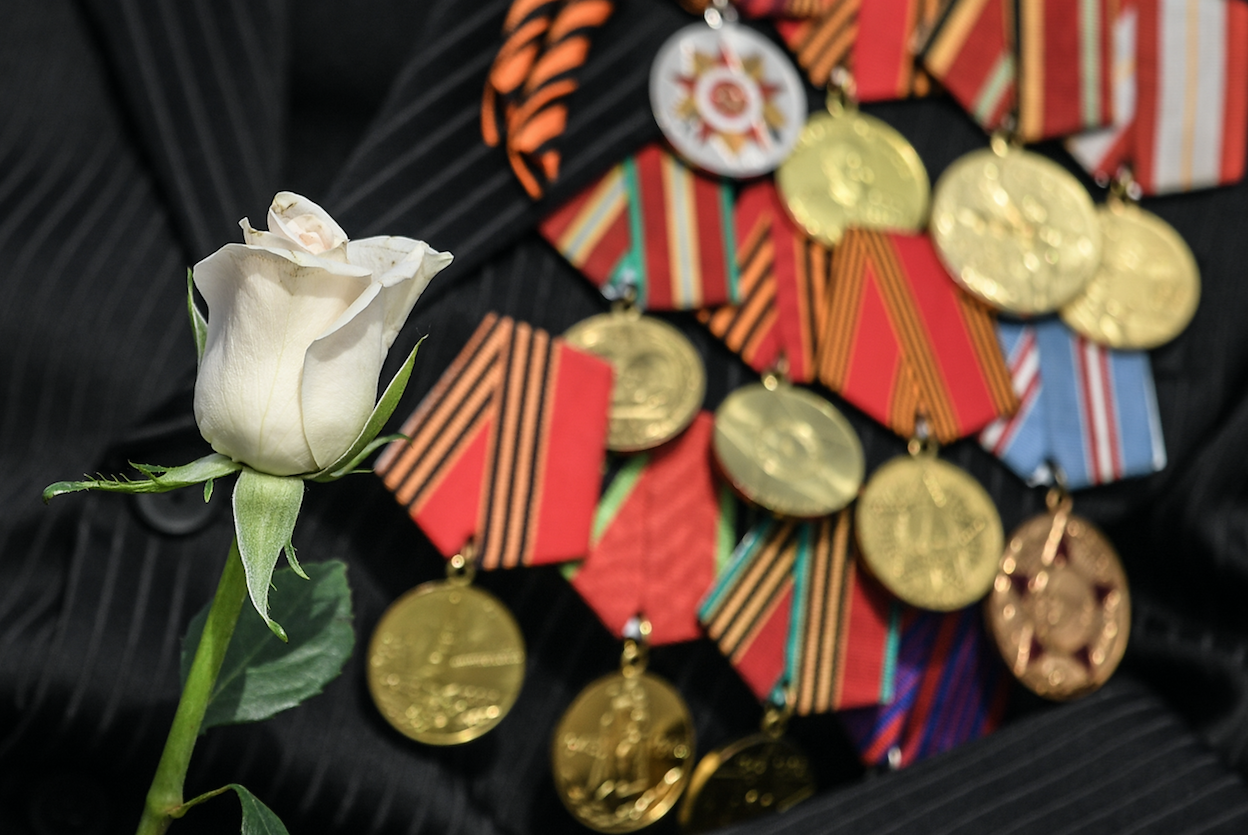 Роза в руках ветерана на военном параде в Волгограде.&nbsp;
Фото: &copy;РИА Новости/Алексей Филиппов