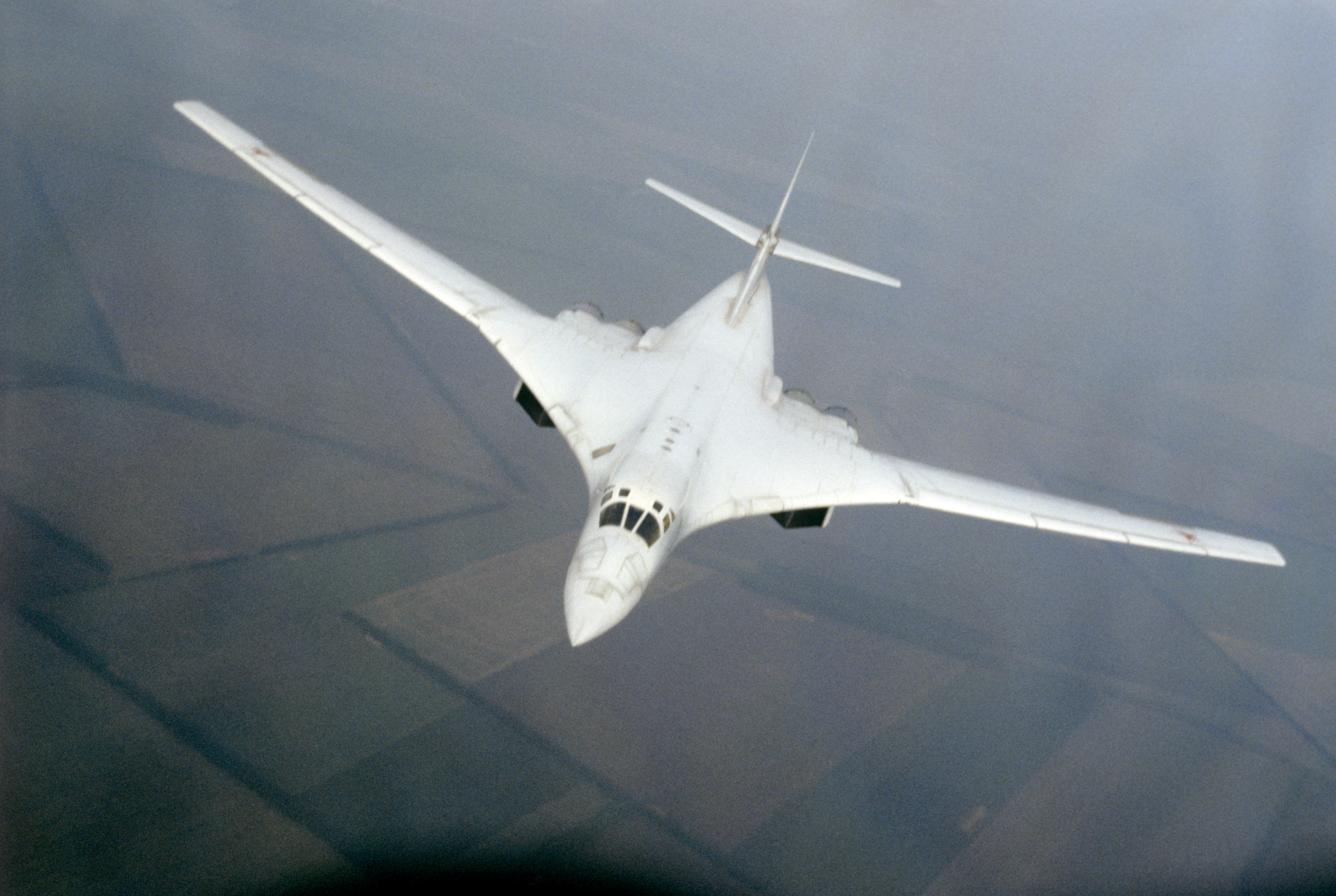 Белый лебедь высота. Ту-160 белый лебедь. Сверхзвуковой белый лебедь ту-160. Стратегический бомбардировщик ту-160 белый лебедь. Стратегический сверхзвуковой ракетоносец-бомбардировщик ту-160.