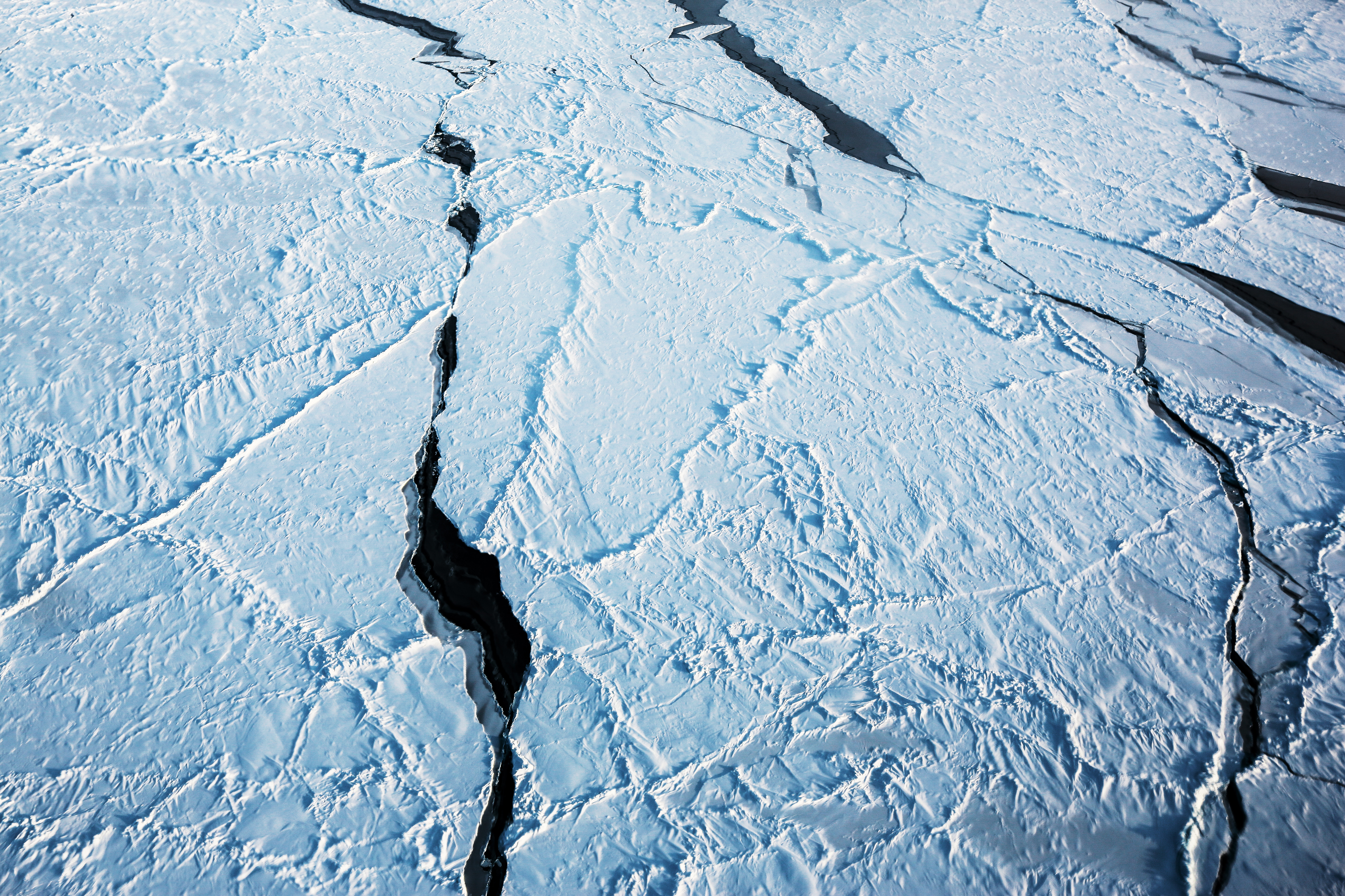 Трещины на льду. Треснувший лед. Лед. Льды Арктики вид сверху.