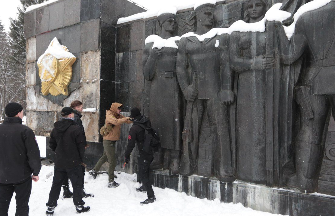 Прошлой зимой вандалы разбили плиты мемориала и надпись "Победителям над нацизмом".
Фото: Соцсети