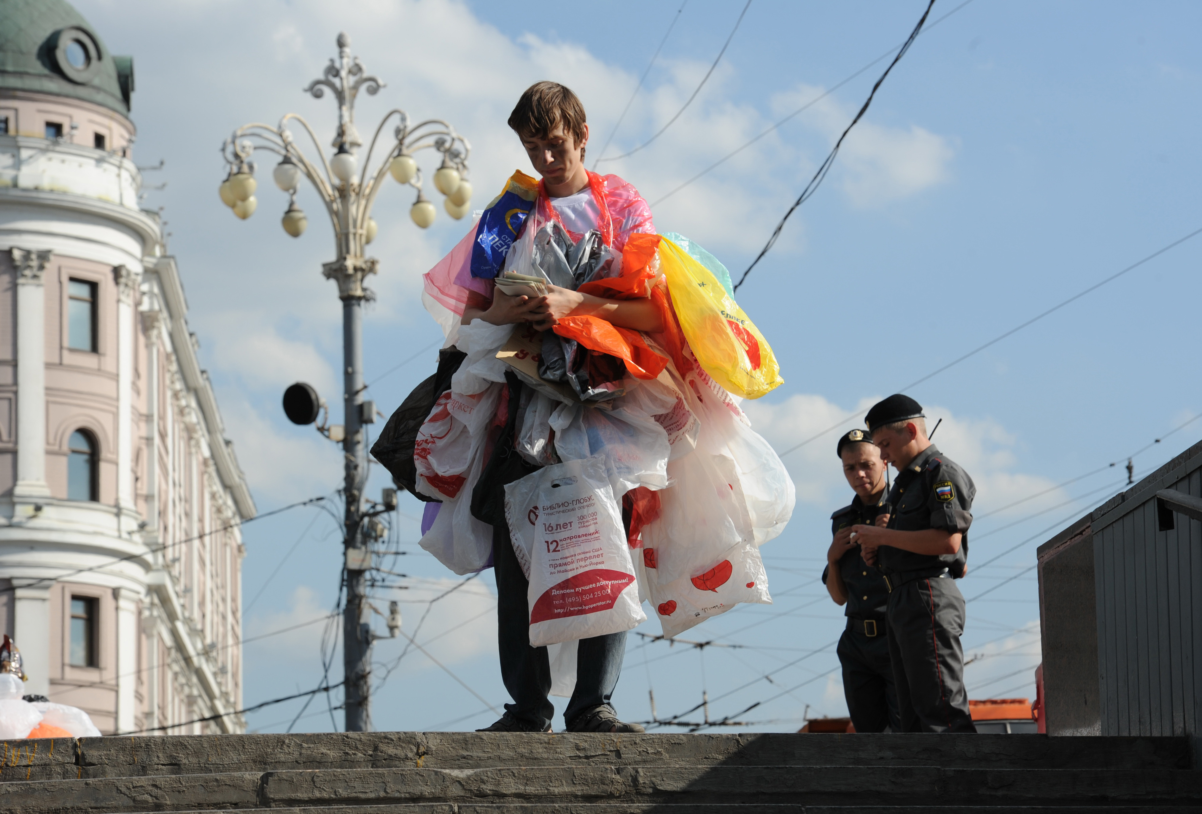 Новости пакета русский мир. Мужчина с кучей пакетов. Человек со множеством пакетов. Тащит пакеты. Парень несет пакет.