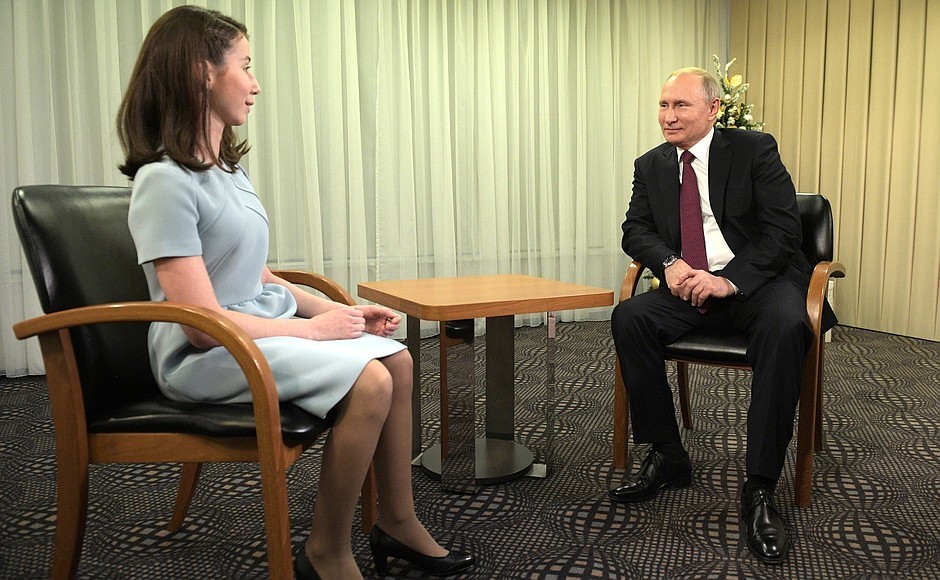 Президент России Владимир Путин и 17-летняя Регина Парпиева. Фото: © Пресс-служба Президента России