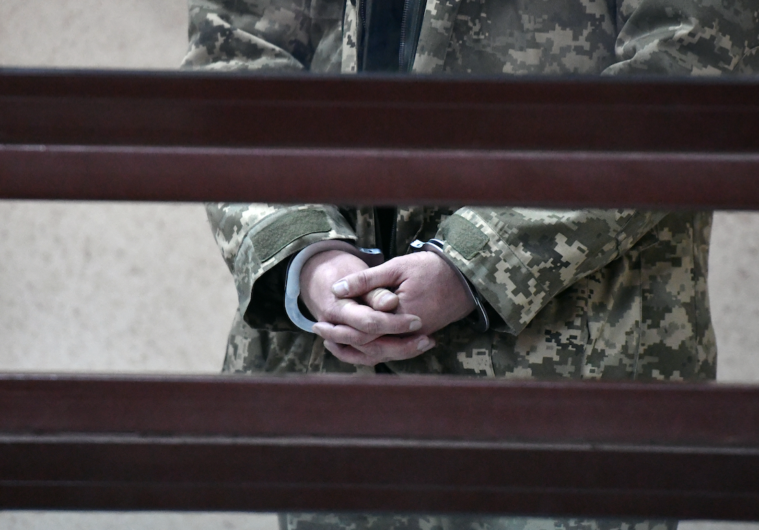 Наручники на руках одного из задержанных моряков с кораблей ВМС Украины.&nbsp;
Фото: &copy; РИА Новости/Алексей Мальгавко