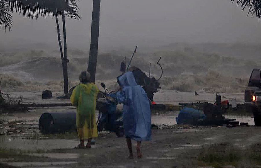 Утонула в таиланде. Ураган Пабук Таиланд 2019. Шторм в Тайланде. Смерч в Тайланде. Тропический шторм в Тайланде.