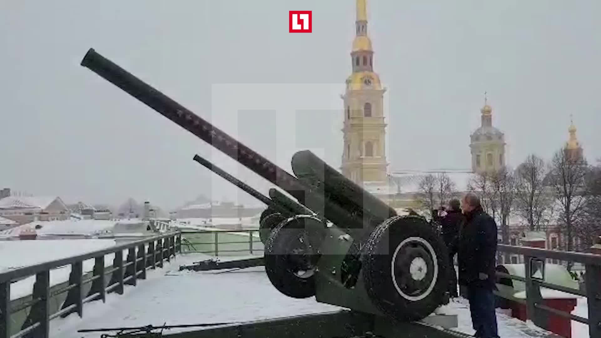 Путин произвел залп из пушки Петропавловской крепости Путин произвел залп из пушки Петропавловской крепости