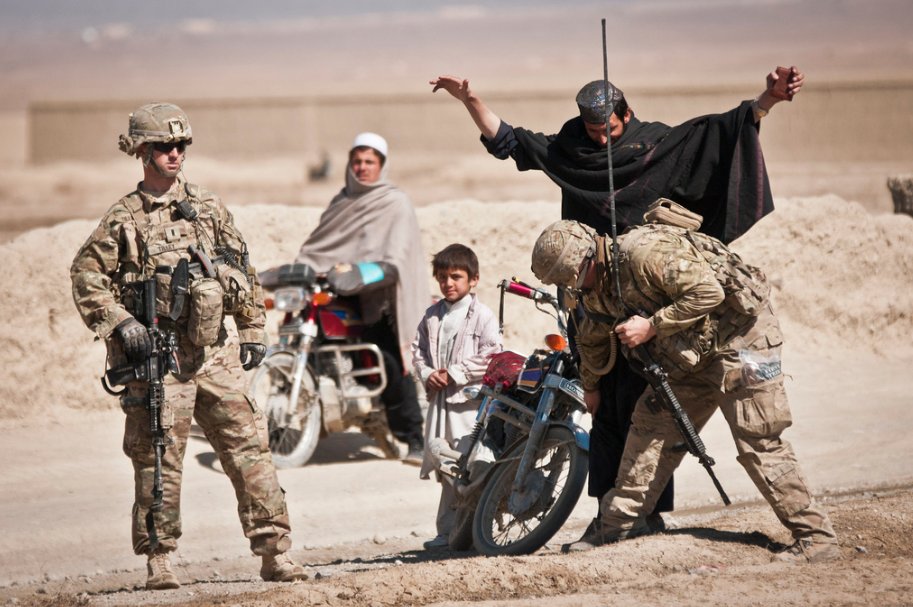 Солдаты армии США проверяют транспорт на контрольно-пропускном пункте Йосеф Хель в Афганистане. Фото: © Flickr/DVIDSHUB