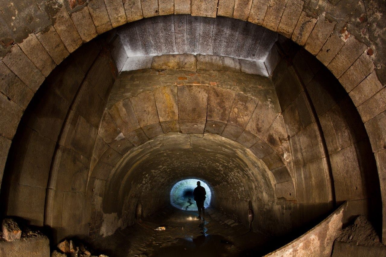 5 км под землей. Подземная река Неглинная. Подземная река Неглинка экскурсия. Диггеры Москва Неглинка. Река Неглинная катакомбы.