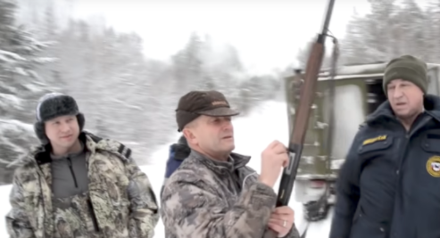 Кадр из видео "Как губернатор Левченко медведя убивал"/&nbsp;&copy; YouTube/Дмитрий Ларин


