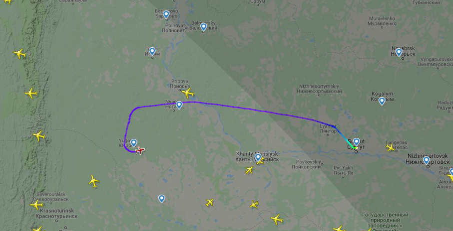 Передвижение самолетов в реальном. На самолете с Москвы в Сургут на карте. Траектория посадки самолета в Ханты-Мансийске. Траектория полета самолета Уфа. ZF-1292 рейс Траектория полета самолета.