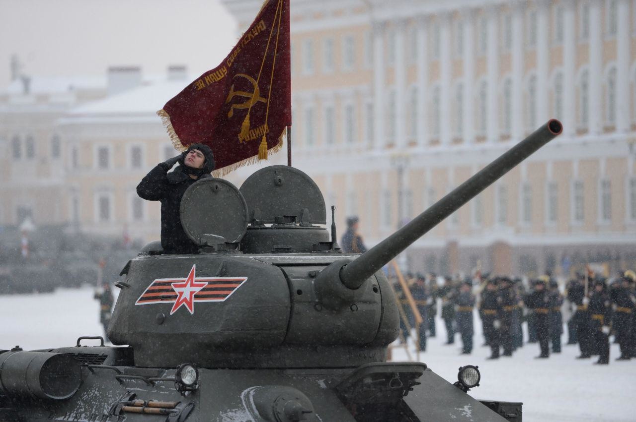 Т 34 победы. Танк т34 победный. Т-34 Ленинград. Танк т 34 85 на параде. Т-34-85 на параде Победы.