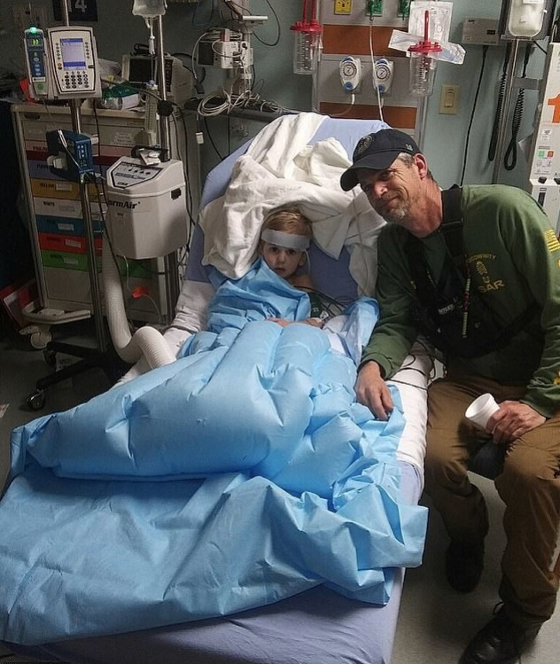 Кейси вместе со спасателем Шейном Гриром, который выпутал его из колючек. Фото © Facebook
