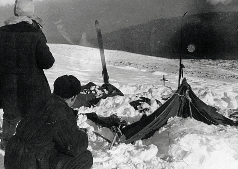 Палатка группы Дятлова, частично раскопанная от снега. Фото участника поисков&nbsp;А. С. Чеглакова&nbsp;(по другим сведениям,&nbsp;В. Д. Брусницына)/"Википедия" 