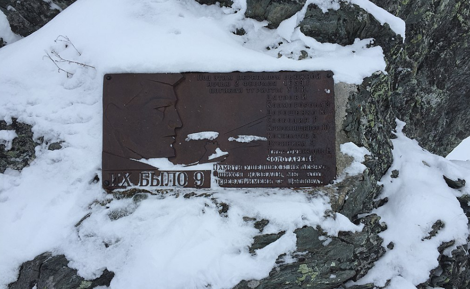 
Мемориальная табличка в память о погибших туристах, установленная в 1963 году/"Википедия"



