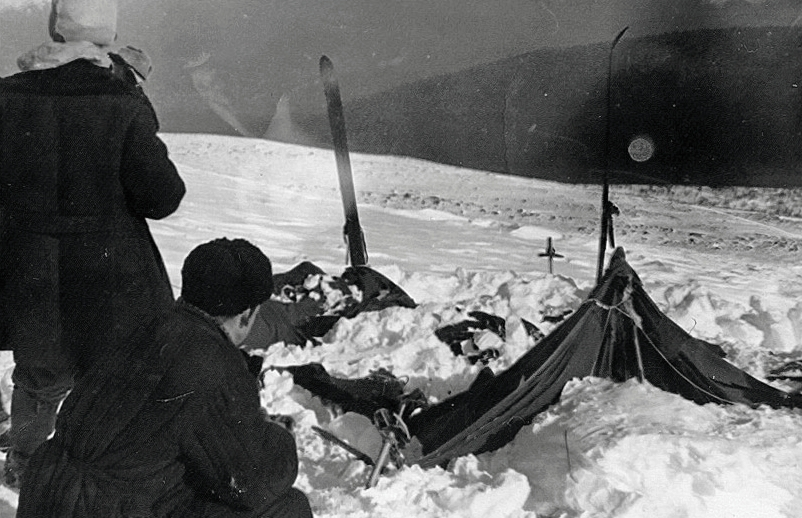 Палатка группы Дятлова, частично раскопанная от снега.&nbsp;Фото: &copy;Wikipedia/А. С. Чеглаков (по другим сведениям,&nbsp;В. Д. Брусницын)


