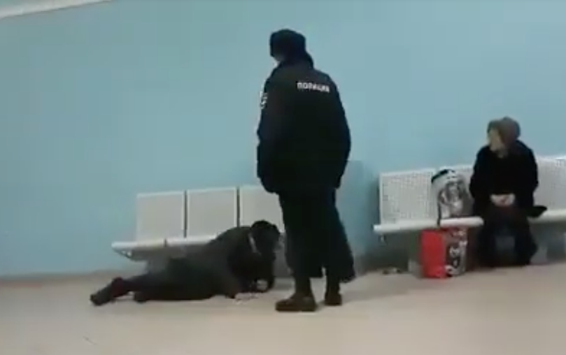 Скриншот видео Полиция спихнула старика cо стульев&nbsp;&nbsp;youtube.com