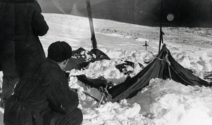 Палатка группы Дятлова, частично раскопанная от снега. Фото участника поисков&nbsp;А. С. Чеглакова&nbsp;(по другим сведениям,&nbsp;В. Д. Брусницына)/"Википедия"





