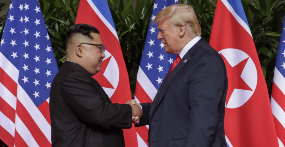 Лидер КНДР Ким Чен Ын и президент США Дональд Трамп. Фото: &copy; AP/Evan Vucci



