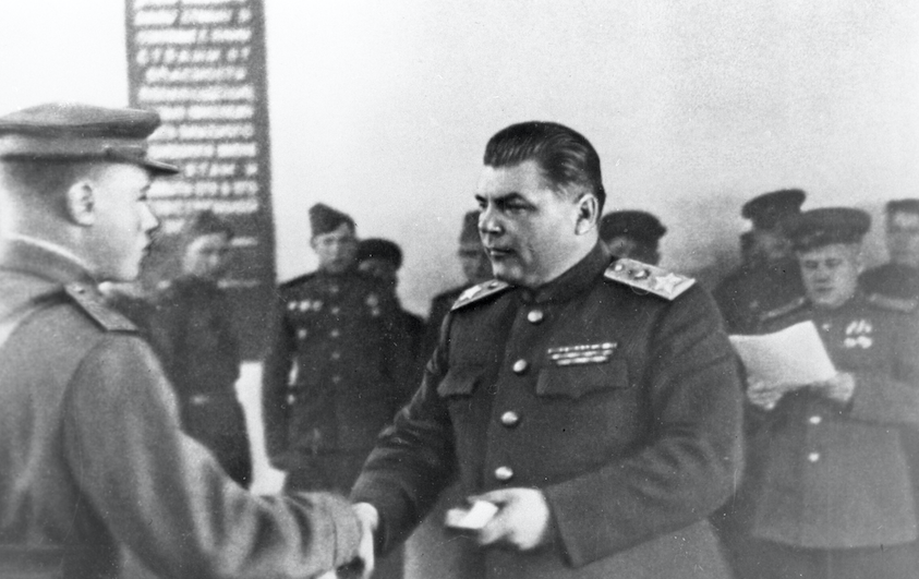 Маршал Родион Малиновский вручает боевые ордена отличившимся воинам. 1 сентября 1943 года Фото: &copy; РИА "Новости"