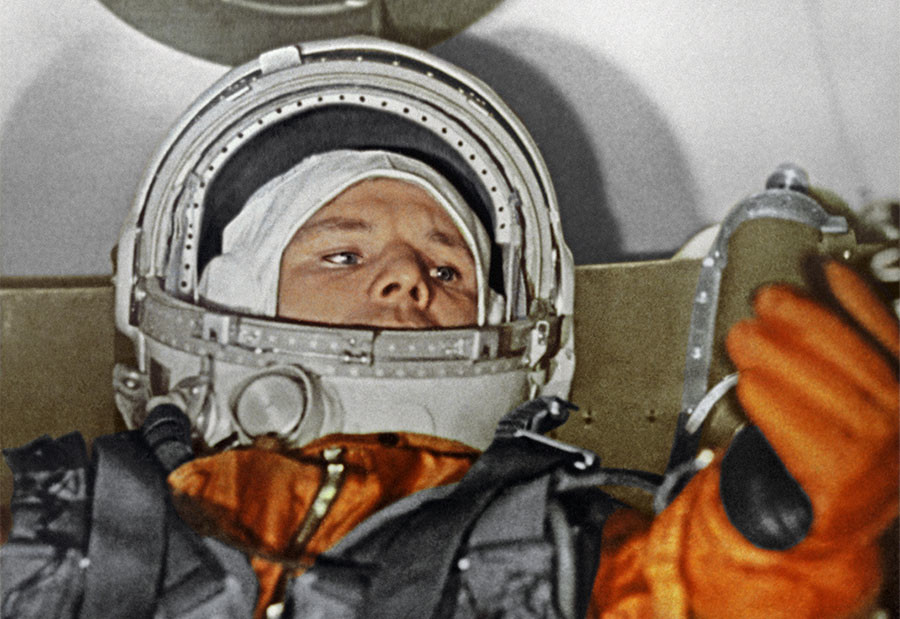 Первый летчик-космонавт СССР Юрий Гагарин в кабине корабля "Восток", 1961 год. Фото: © РИА "Новости"
