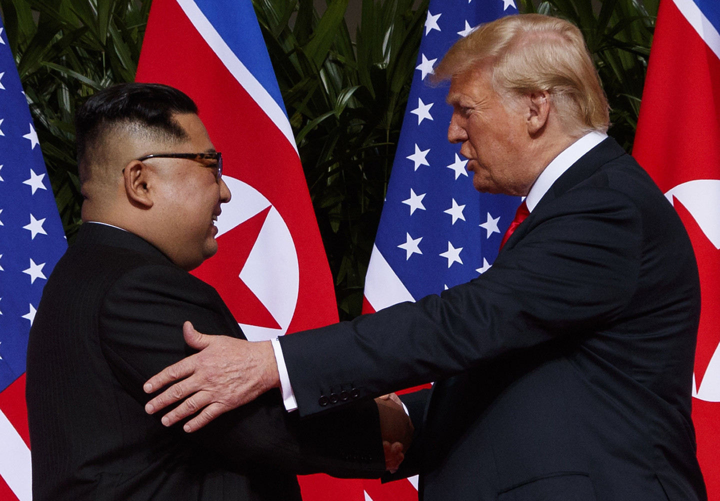 Ким Чен Ын и Дональд Трамп во время саммита в Сингапуре. Фото: ©AP / Evan Vucci
