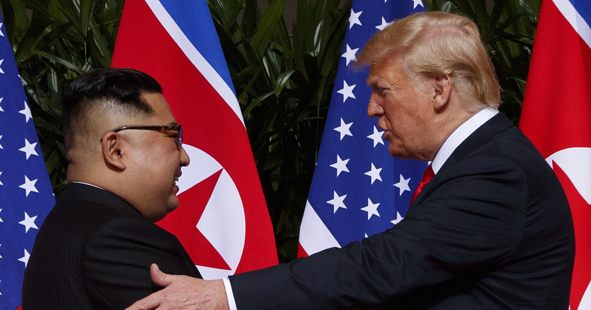 Ким Чен Ын и Дональд Трамп во время саммита в Сингапуре. Фото: ©AP / Evan Vucci
