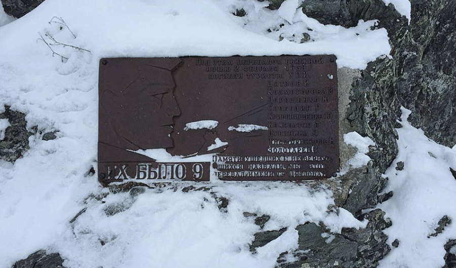 Мемориальная табличка в память о погибших туристах, установленная в 1963 году/"Википедия"
