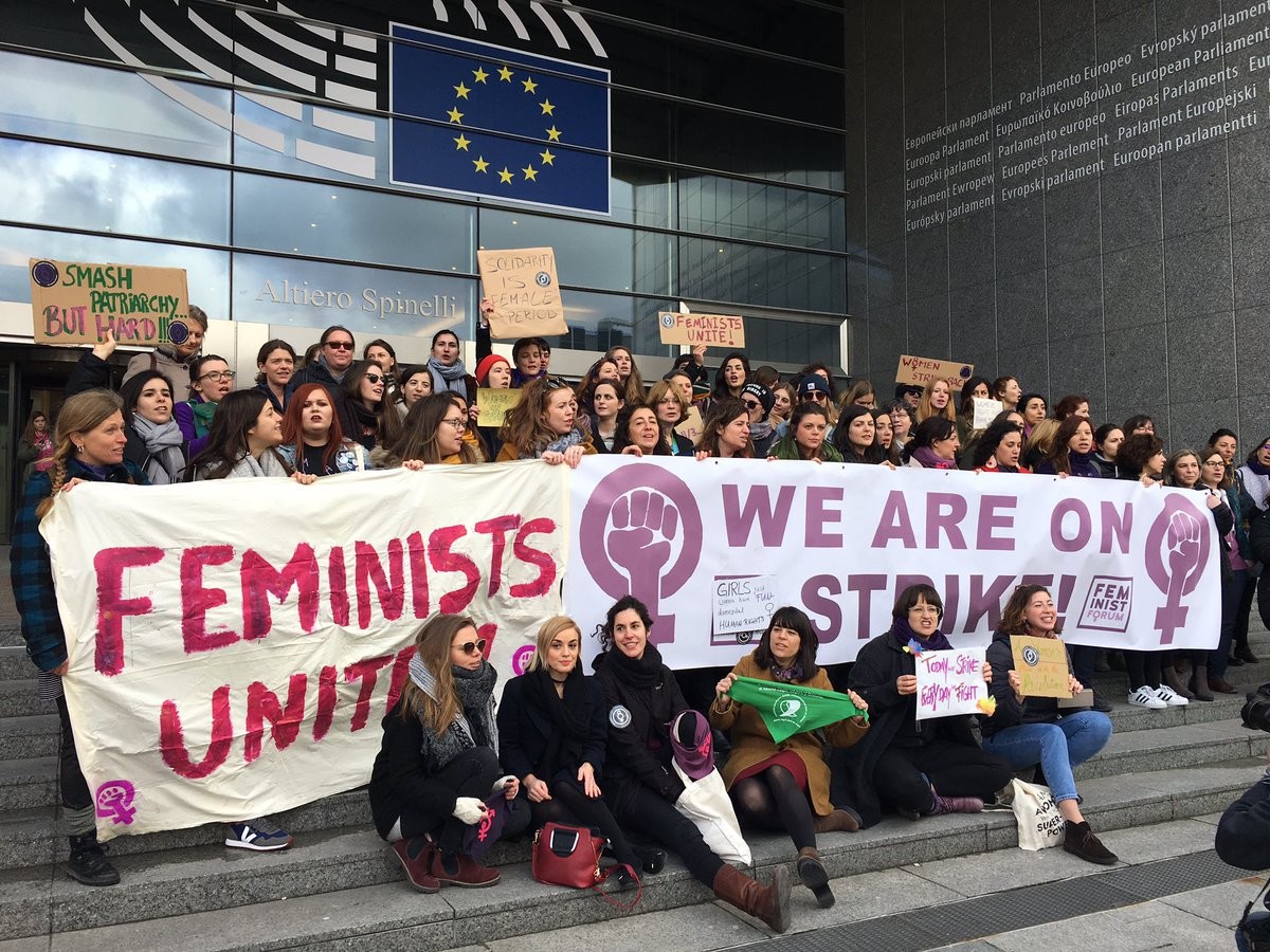 <p><strong>Акция феминисток около здания IngeVienna</strong></p>
