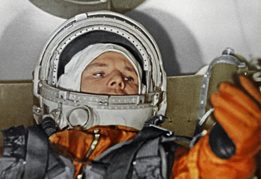Первый лётчик-космонавт СССР Юрий Гагарин в кабине корабля "Восток", 1961 год. Фото: © РИА "Новости"

