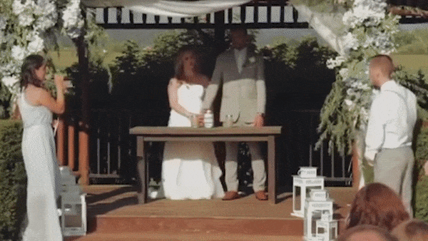 Видео: youtube/Best Man Faints and Falls During Wedding Ceremony
