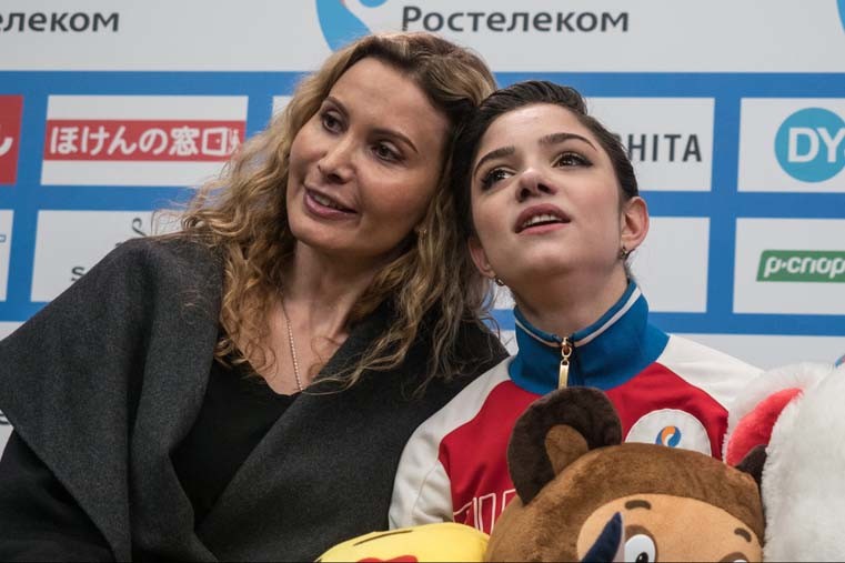 Этери Тутберидзе и Евгения Медведева (справа). Фото: © РИА Новости/Владимир Песня
