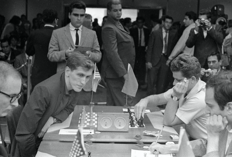 Шахматисты Роберт Фишер (слева) и Борис Спасский (справа). Фото: © РИА "Новости"
