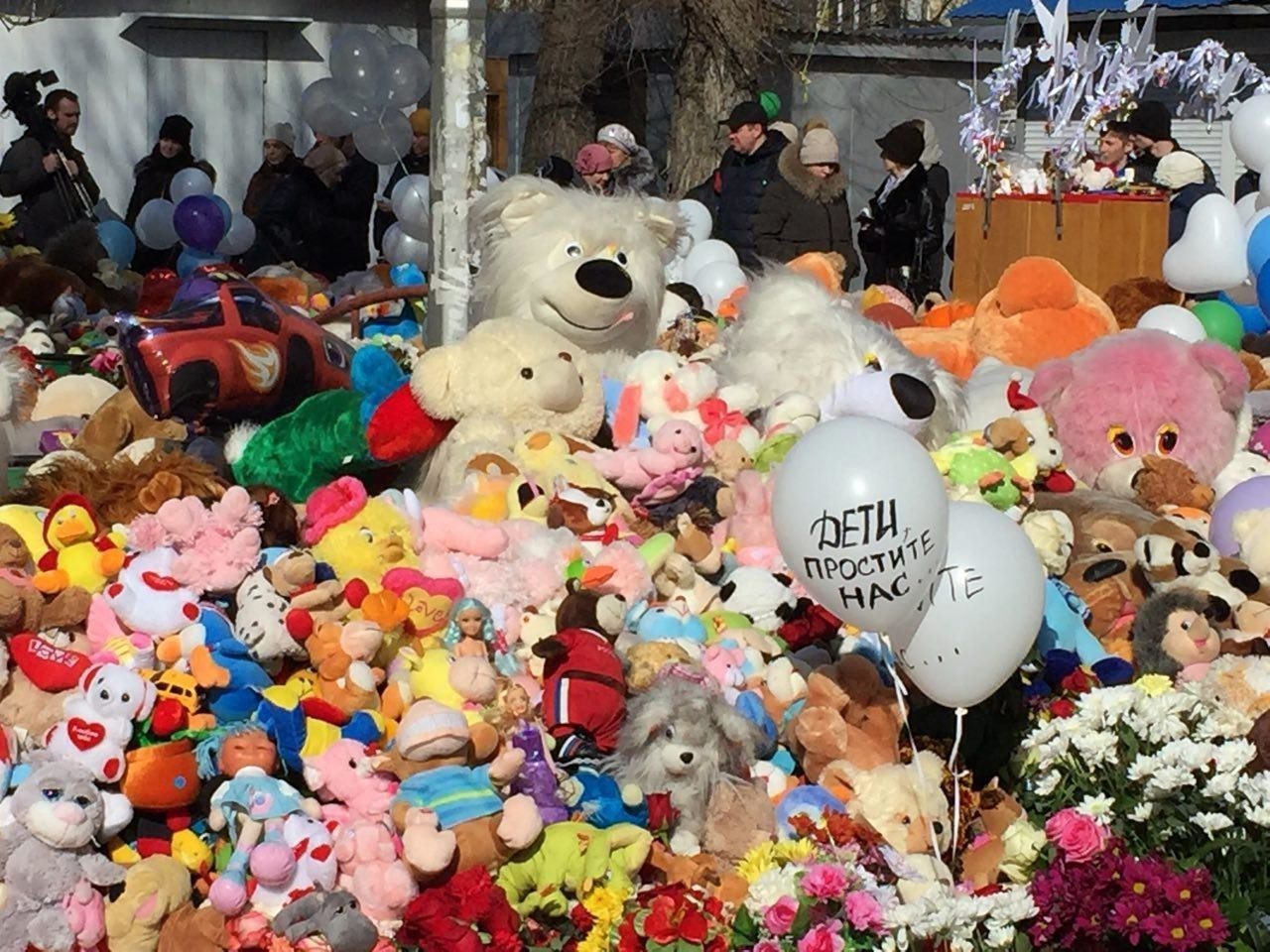 Стихийный мемориал после трагедии около сгоревшего ТЦ в Кемерово. Фото: © L!FE
