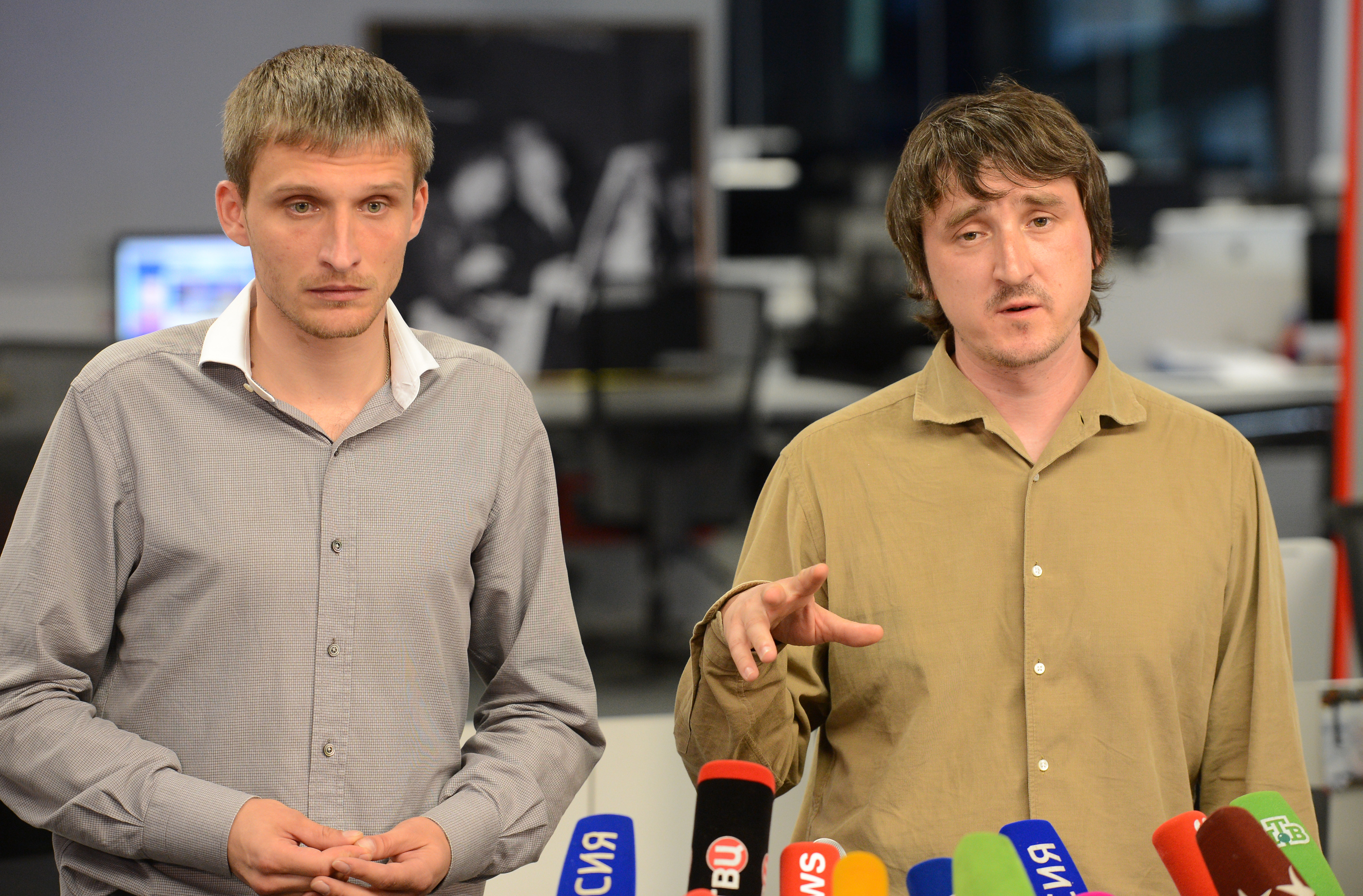 Репортеры Life News Олег Сидякин (слева) и Марат Сайченко. Фото: © РИА Новости/Владимир Астапкович
