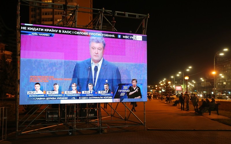 Информационный экран у здания Центральной избирательной комиссии Украины в Киеве. Фото: © РИА Новости
