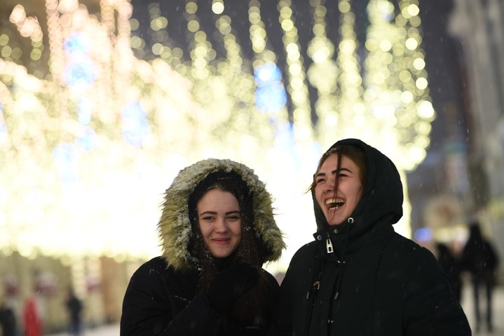 Девушки на Никольской улице в Москве. Фото: © РИА Новости/Евгений Битятов

