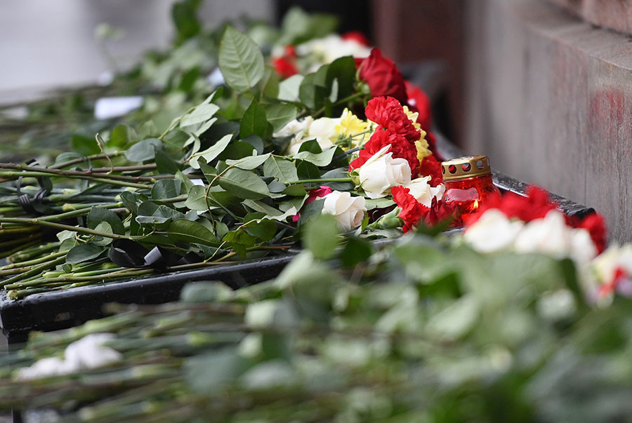 "Сердце разрывается". Петербург вспоминает жертв взрыва в метро