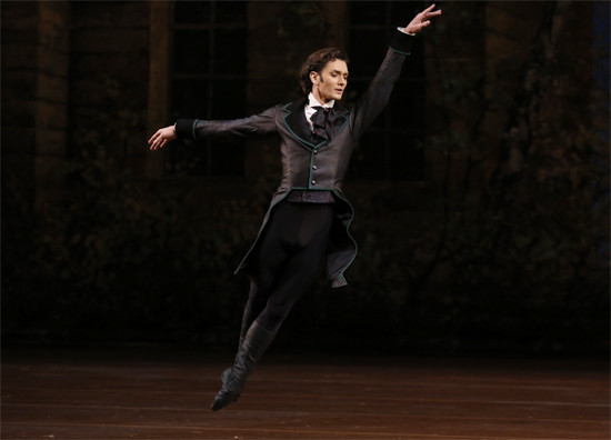 Владислав Лантратов в заглавной партии балета "Онегин". Фото: © Большой театр/Дамир Юсупов
