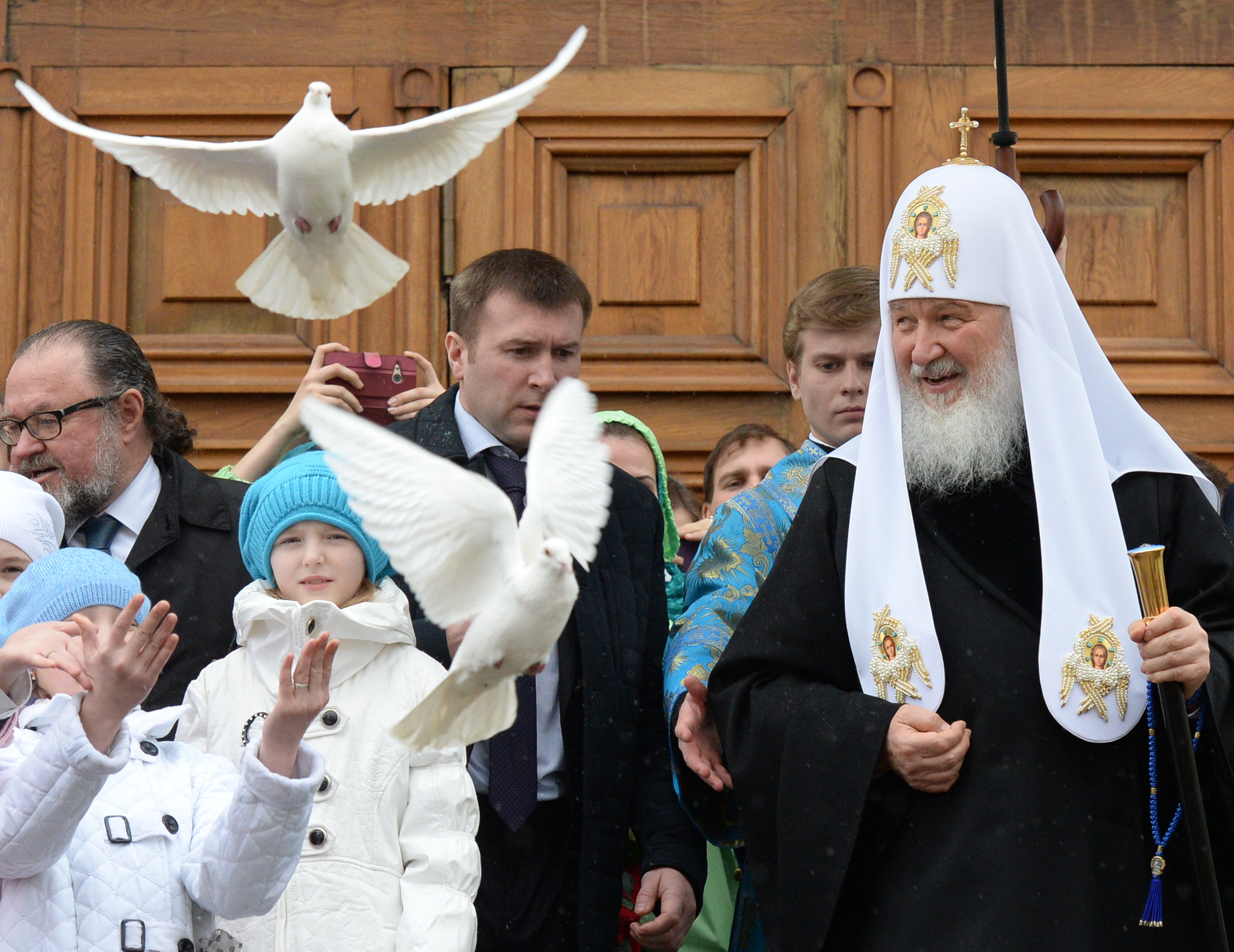 Патриарх Московский и всея Руси Кирилл выпускает голубей в 2016 году. Фото: © РИА Новости / Сергей Пятаков (архив)
