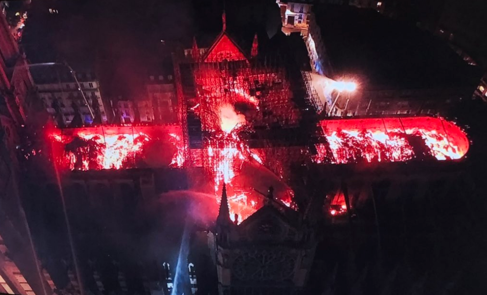 <p>Снимок горящего собора Парижской Богоматери, сделанный с дрона. Фото: © Twitter/<a href="https://twitter.com/barvik_" target="_self"><strong>ЂaᖇvọġᖇaI</strong></a><br></p>
