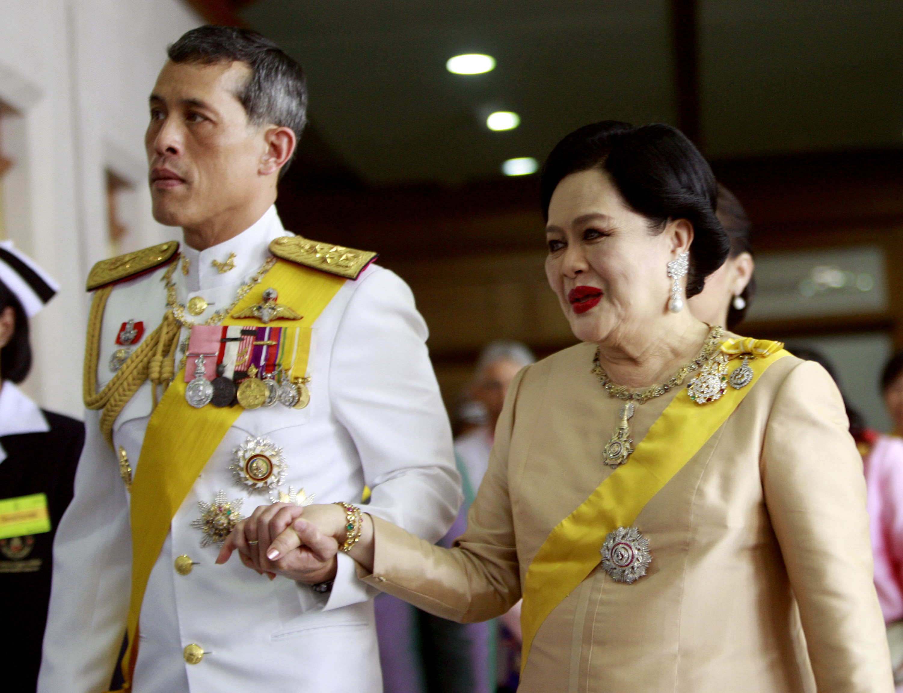 Королева Сирикит и её сын король Махи Вачиралонгкорн. Фото: © AP Photo/Apichart Weerawong
