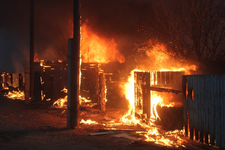Природный пожар в одном из поселков Забайкальского края. Фото: ©РИА Новости/пресс-служба МЧС
