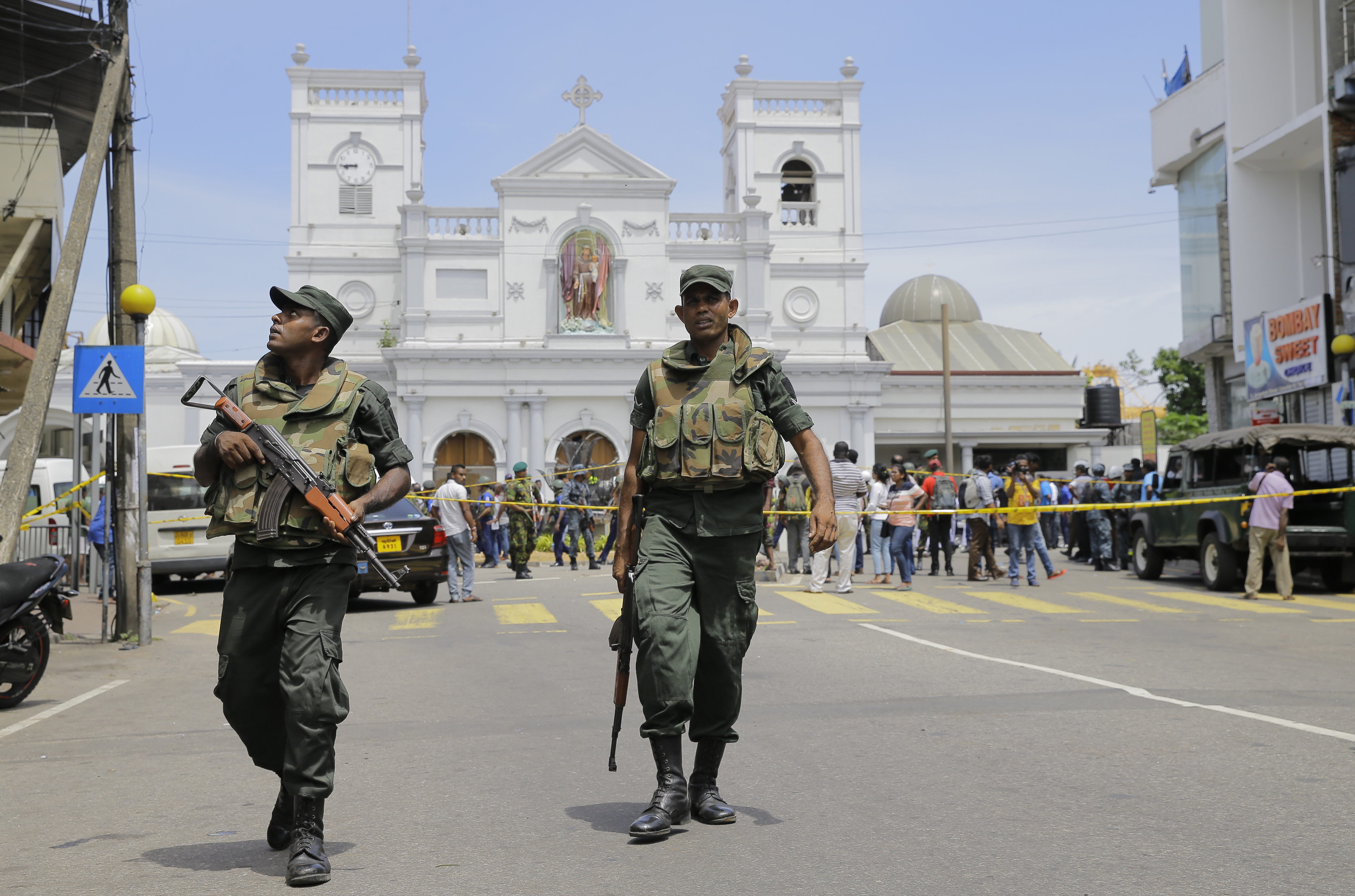 Военные в Шри-Ланке патрулируют улицы после серии взрывов. Фото: © AP Photo/Eranga Jayawardena
