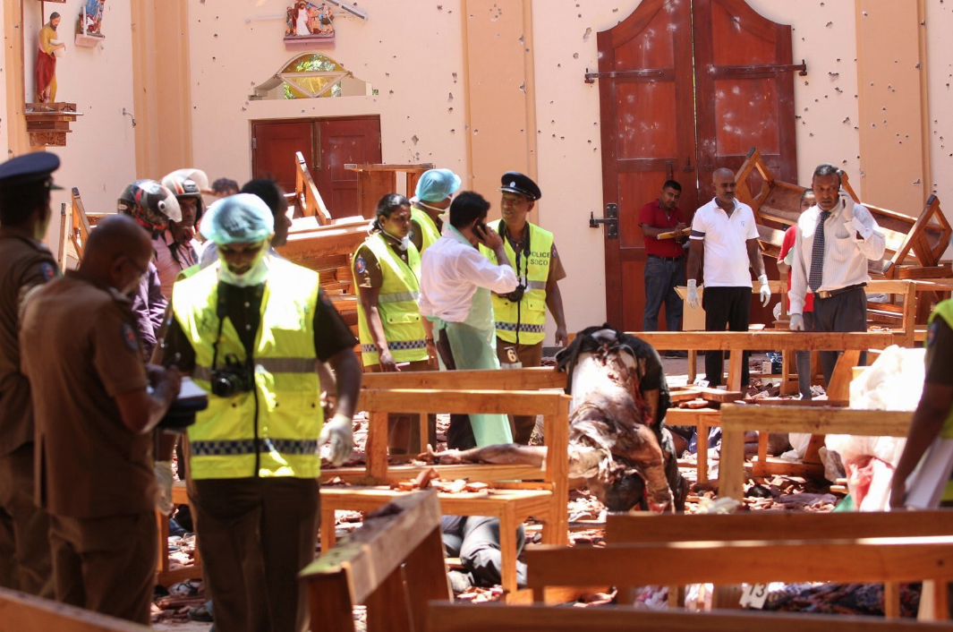 Теракт в шри ланке. Церковь в Шри Ланке взрыв. Церковь Шри Ланка стрельба. Шри Ланка полицейский.