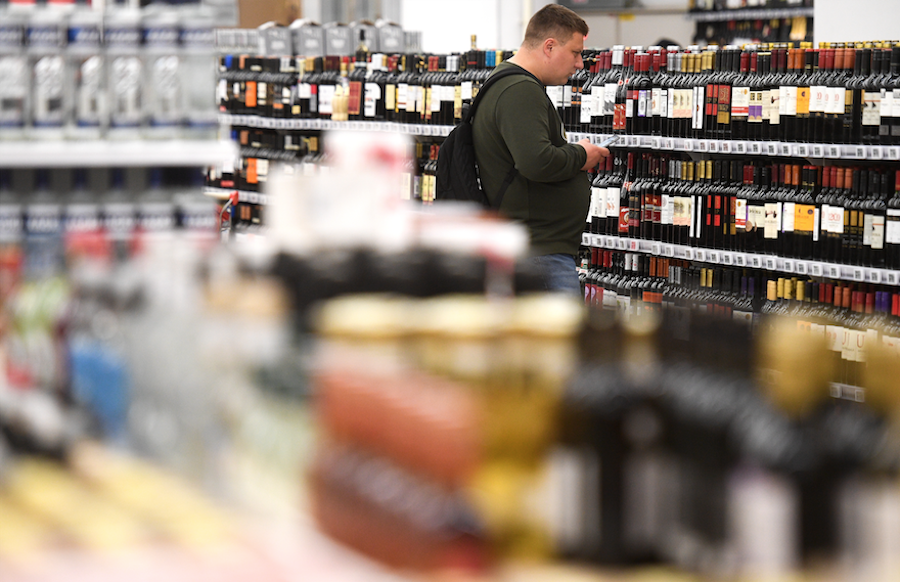 Почти половина россиян одобрила идею продажи алкоголя онлайн 
