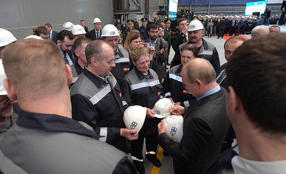 Путин расписался на касках рабочих завода "Северная верфь"