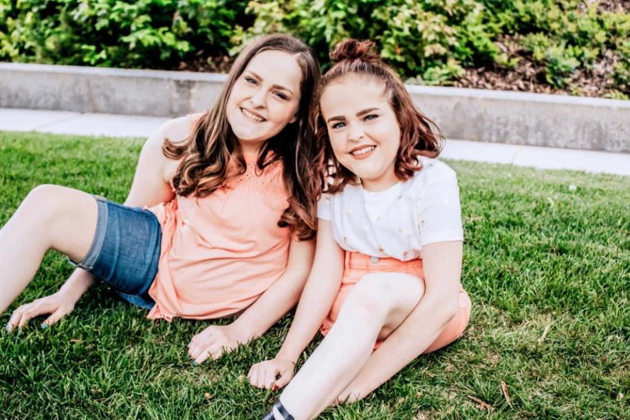 Как изменилась жизнь сиамских близнецов за 13 лет, с тех пор как их разъединили